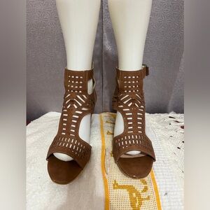 (54) Brown Women’s Cutout Sandals US size 9
